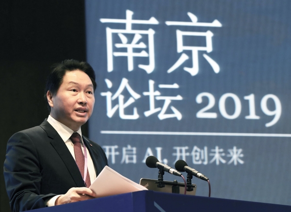 최태원 SK 회장이 지난해 11월 중국 난징시에서 열린 '난징포럼'에서 연설하고 있다. [사진=SK]