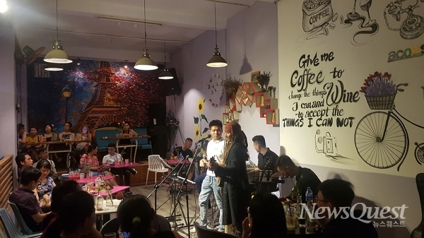 베트남 청년들이 즐겨찾는 카페의 공연 모습. [사진=석태문 선임연구위원]