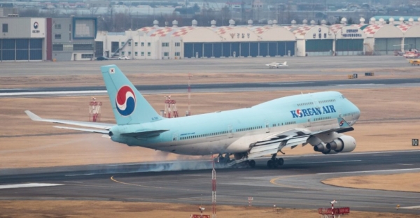 31일 오전 중국 후베이성 우한과 인근지역 교민 368명을 태운 대한항공 전세기 KE9884편이 김포공항에 착륙하고 있다. [사진=대한항공]