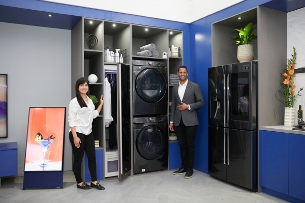 삼성전자 모델이 북미 최대 규모의 주방·욕실 관련 전시회인 ‘KBIS 2020’에서 프리미엄 세탁기·건조기와 패밀리허브 냉장고 등으로 구성된 ‘커넥티드 리빙존’에서 차별화된 AI·IoT가전을 소개하고 있다. [사진=삼성전자]