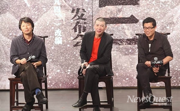 작가 류전윈(劉震雲. 왼쪽), 영화감독 펑샤오강(가운데)과 함께 토론을 하고 있는 왕중쥔 회장. 예술적 식견이 뛰어나다는 사실을 말해준다. [사진=화이슝디]