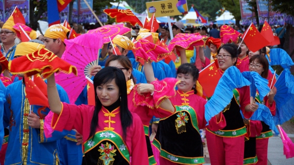경남 창원에서 열린 다문화 축제에서 국내 거주 외국인들이 자국의 의상을 입고 퍼레이드를 하고 있다. [사진=문화체육관광부]