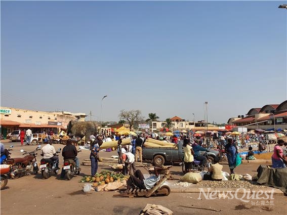 정붕진 목사가 살고 있는 글루(Gulu) 시의 메인 마켓 앞 시장.
