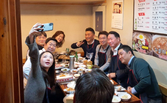 최태원 SK회장(오른쪽 두번째)이 19일 저녁 회사 인근 식당에서 구성원들과 저녁 벙개를 함께 하고 있다. [사진제공=SK그룹]