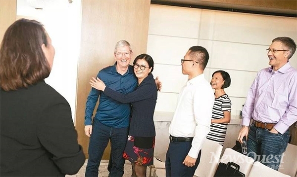 협력업체인 애플의 팀 쿡 CEO를 만나는 저우 회장 [사진=란쓰커지]
