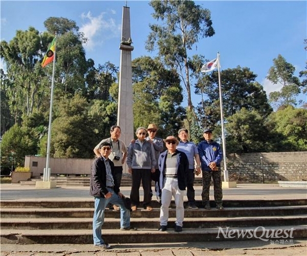 에티오피아 한국전 참전 기념비 앞에서 기념촬영하는 일행들.