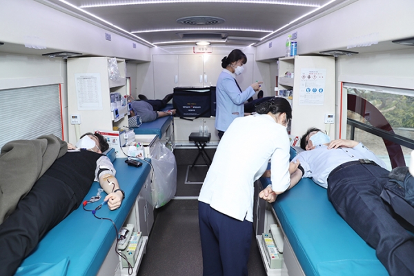 한국수자원공사 임직원들이 지난 21일 열린 '코로나19'로 인한 혈액수급난 극복 행사에 참여하고 있다. [사진=수자원공사]