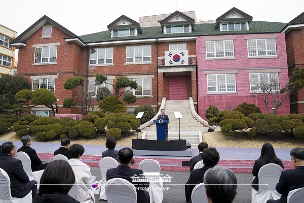 문재인 대통령이 1일 서울 배화여고에서 열린 제101주년 3.1절 기념식에 참석해, 연설을 하고 있다. [사진=청와대]