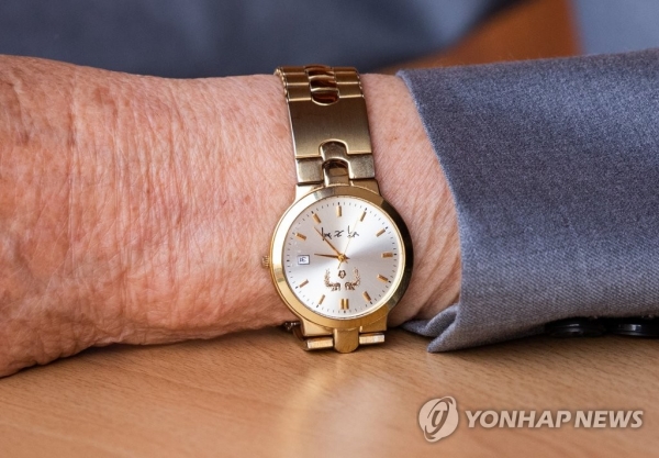 이만희 신천지 총회장의 손목에 청와대 박근혜 전 대통령의 이름이 새겨진 시계가 보이고 있다. [사진=연합뉴스]