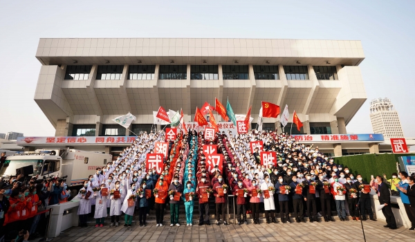 10일 중국 우한시 우창에 마련된 임시병원에서 마지막으로 완치된 코로나19 환자를 내보낸 의료진들이 기념사진을 찍고 있다. [사진=연합뉴스]