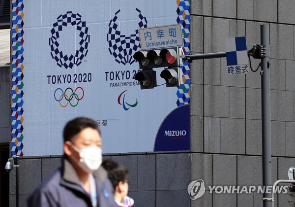 코로나19 사태로 인해 올여름 예정된 도쿄 올림픽 개최에 차질이 생길 수 있다는 관측이 나오고 있다.  일본 도쿄도(東京都) 지요다(千代田)구의 한 사거리. [사진=연합뉴스]