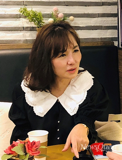 공지영 작가가 지난 12일 서울 숭례문 근처의 한 카페에서 뉴스퀘스트와 인터뷰 하고 있다.