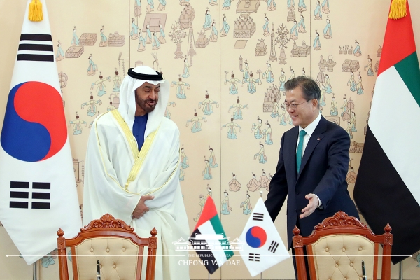 지난해 2월 27일 문재인 대통령과 아랍에미리트(UAE) 모하메드 빈 자이드 알-나흐얀 왕세제 겸 통합군 부총사령관이 청와대에서 열린 협정 및 MOU 서명식을 갖고 있다. [사진=청와대]