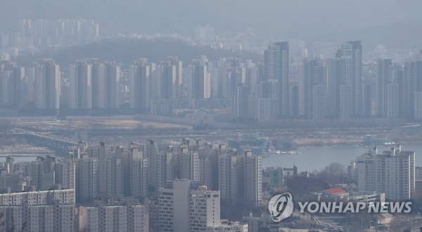 서울 남산에서 바라본 반포(위)와 용산(아래) 아파트 밀집지역. [사진=연합뉴스]