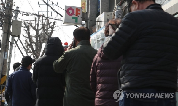19일 오전 서울 시내에 한 약국에서 시민들이 공적마스크 구매하기 위해 줄을 서 있다. [사진=연합뉴스]
