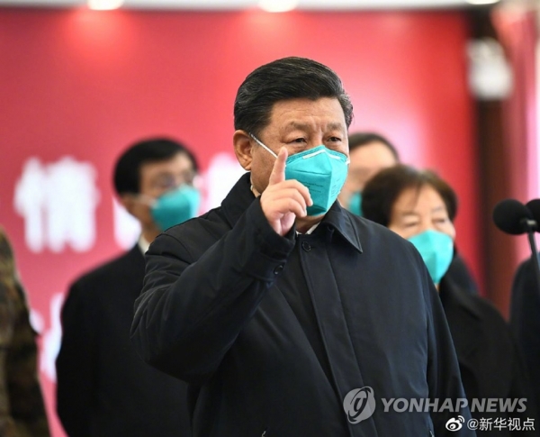 시진핑(習近平) 중국 국가주석이 우한의 훠선산(火神山) 병원을 방문해 환자 및 의료진을 화상을 통해 격려하는 있다. [사진=신화통신/연합뉴스]