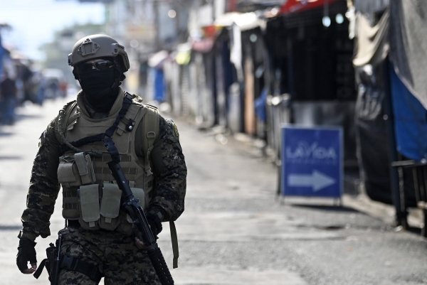 코로나19가 덮친 엘살바도르에 3월 30일까지 전 국민 자택 격리령이 내려진 가운데, 22일 한 병사가 산살바도르 중심가를 순찰하고 있다.[사진=연합뉴스]