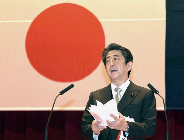 아베 신조 일본 총리가 22일 자위대 간부 양성학교인 방위대 졸업식에서 훈시하고 있다.