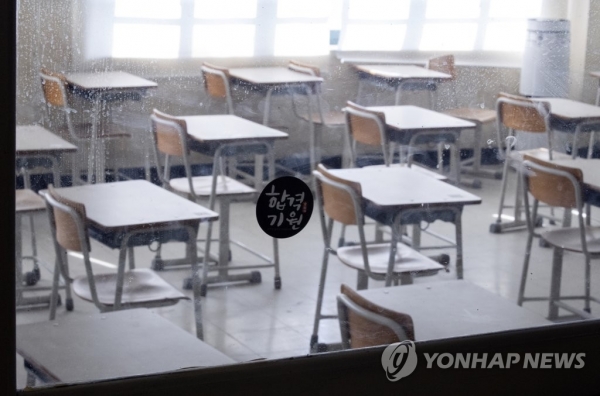서울 용산고등학교 3학년 교실 창문에 '합격 기원' 문구가 새겨진 스티커가 부착돼 있다.  [사진=연합뉴스]