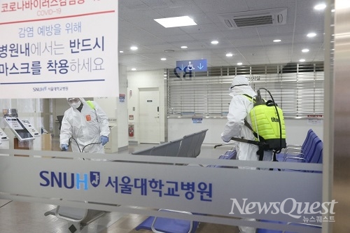 세스코 살균서비스 전문가들이 서울대학교병원을 대상으로 코로나19 전문살균서비스를 진행하고 있다. [사진=서울대학교병원]