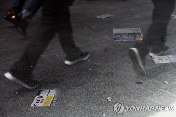 서울 중구 명동 빈 건물 안에 대출 광고지가 널려있다. [사진=연합뉴스]