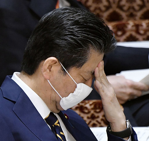 지난 7일 아베 신조 일본 총리가 코로나19 확산 억제를 위한 긴급사태 선언을 앞두고 심각한 표정을 짓고 있다. [사진=연합뉴스]