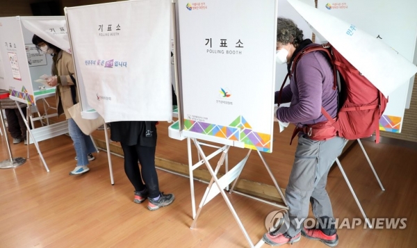 21대 국회의원 사전투표 마지막 날인 지난 11일 은평구에서 한 등산객이 사전투표를 하고 있다. [사진=연합뉴스]
