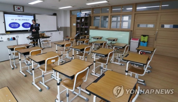 17일 오전 세종시 다정동 한결초등학교에서 선생님이 온라인으로 아이들과 수업을 진행하고 있다. [사진=연합뉴스]
