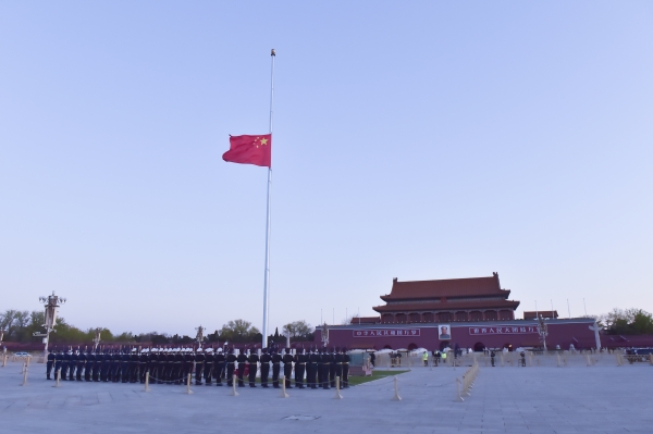 중국 베이징 톈안먼 광장에 신종 코로나바이러스 감염증(코로나19)으로 숨진 희생자들을 애도하기 위해 조기가 걸려 있다. [사진=신화통신/연합뉴스]