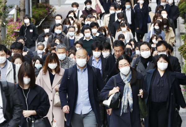 신종 코로나바이러스 감염증(코로나19) 긴급사태가 일본 전국으로 확대된 가운데 17일 오전 일본 도쿄도 주오구에서 마스크를 쓴 직장인들이 출근하고 있다. [사진=연합뉴스]
