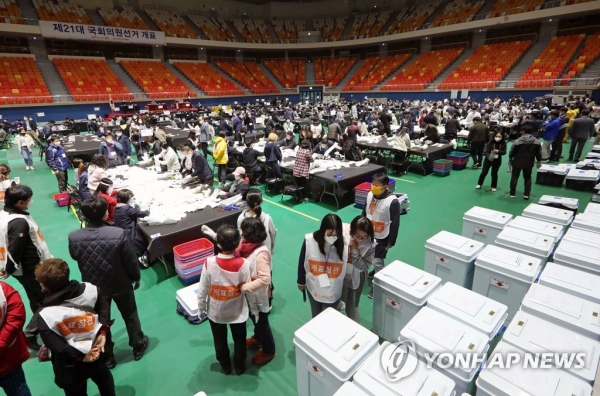 제21대 국회의원선거 투표가 실시된 15일 저녁 광주 서구 개표소인 염주체육관에서 개표가 시작되고 있다.  [사진=연합뉴스]