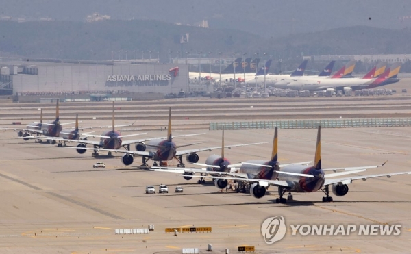 지난 14일 오후 인천국제공항에 아시아나항공 비행기들이 서 있다. [사진=연합뉴스]