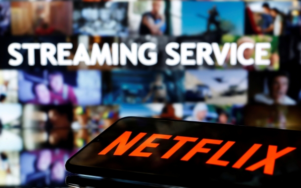 4월 22일 넷플릭스의 실적 호조로 월가 주가가 치솟은 가운데, 버지니아 주 알링턴에서 새로운 모바일 서비스를 알리는 Netflix 로고가 컴퓨터와 휴대 전화 화면에 표시되고 있다. [사진=연합뉴스]
