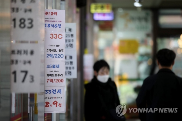 21대 총선 이후 강남 일대 아파트 시장에 호가를 낮춘 급매물이 증가한 가운데 20일 오후 서울 시내의 한 부동산에 급매 안내문이 붙어있다. [사진=연합뉴스]