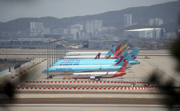 한국의 양대항공사인 대한항공과 아시아나 항공의 항공기가 인천국제공항에 서 있다. [사진=연합뉴스]