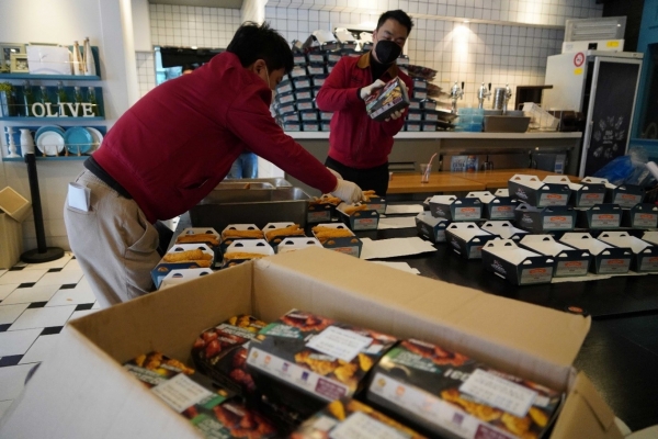 제너시스BBQ패밀리들이 대구지역 의료 봉사자들에게 나눠 줄 치킨세트 준비하고 있다. [사진제공=제너시스 BBQ]
