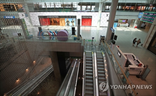코로나19 여파로 지난 23일 오전 인천국제공항 면세점이 한산하다. [사진=연합뉴스]