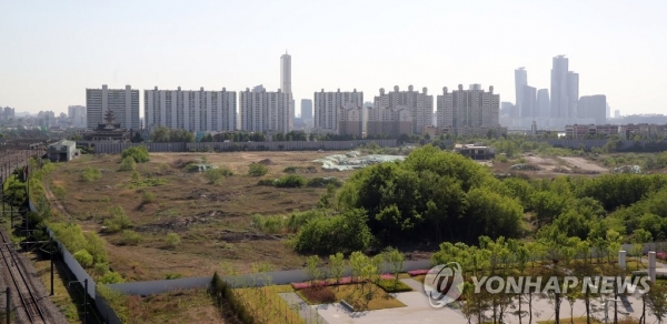국토교통부가 6일 수도권 주택 공급대책을 통해 서울 도심 유휴부지 18곳을 개발해 주택 1만5446가구를 공급하는 방안을 내놨다. 사진은 8000가구의 아파트 건설이 예정된 용산역 정비창 부지. [사진=연합뉴스]