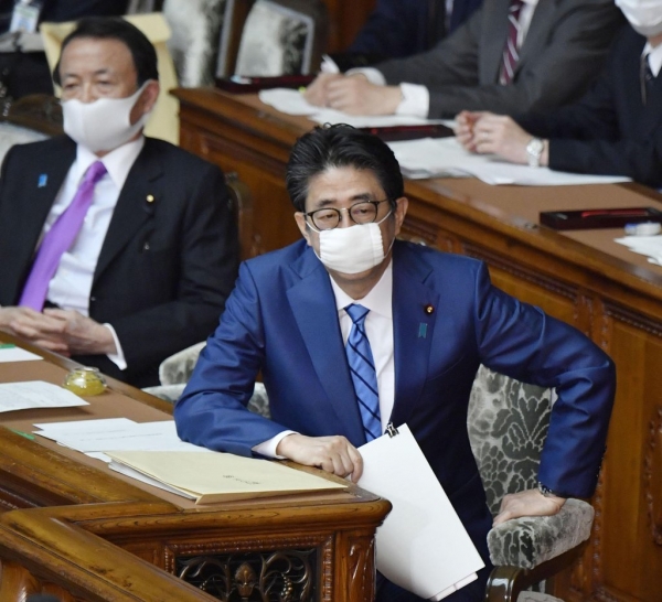 지난달 27일 아베 신조 일본 총리가 다소 어색한 '천 마스크'를 착용하고 일본 중의원 본회의에 참석했다. [사진=연합뉴스]