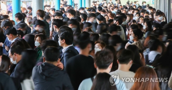 '생활속 거리두기'로 전환된 지난 6일 서울 지하철 1호선 신도림역에서 마스크를 쓴 시민들이 열차를 갈아타기 위해 이동하고 있다. [사진=연합뉴스]
