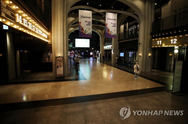 근로자의 날인 지난 1일 오후 서울 시내 한 영화관이 한산한 모습을 보이고 있다. [사진=연합뉴스]