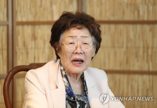 일본군 '위안부' 피해 생존자인 이용수 할머니가 지난 7일 오후 대구시 남구 한 찻집에서 열린 기자회견에서 수요집회를 없애야 한다고 주장하며 관련단체를 비난하고 있다. [사진=연합뉴스]