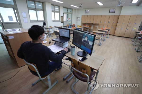 지난 6일 오후 경북 김천의 모 고등학교에서 선생님이 온라인 수업 준비를 하고 있다. [사진=연합뉴스]