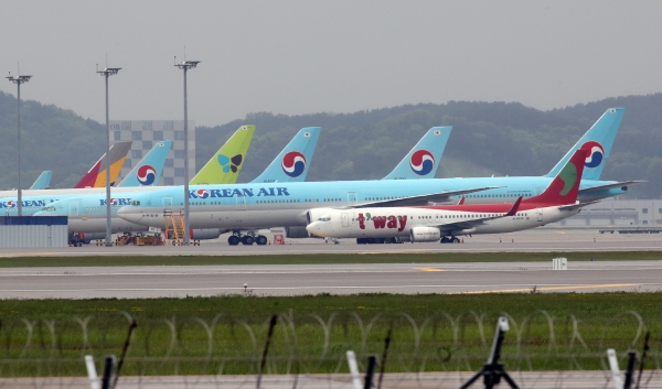 지난 13일 인천 영종도 인천국제공항에 계류장에 항공기들이 멈춰서 있다. [사진=연합뉴스]