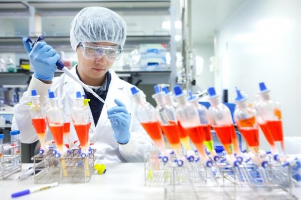 SK바이오사이언스 연구원이 백신 개발을 위한 연구·개발을 진행하고 있다. [사진=SK바이오사이언스]