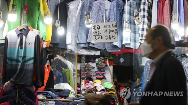 지난 19일 서울 종로구 광장시장의 한 상점에 긴급재난지원금 사용 가능 안내문이 붙어 있다. [사진=연합뉴스]