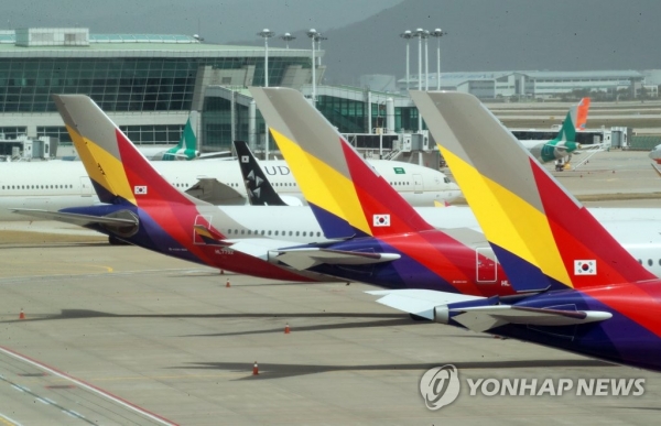 지난 22일 오전 인천국제공항에 멈춰선 아시아나항공 여객기. [사진=연합뉴스]