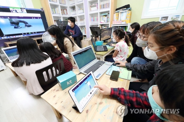 KT가 전국 31개 지역아동센터의 긴급 돌봄 아동을 대상으로 '비대면 ICT 체험 교육'을 진행한다. 어린이들이 비대면으로 VR 교육받고 있다. [사진=KT제공/연합뉴스]