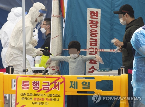 26일 오전 부모님과 함께 서울 강서구 보건소 선별진료소를 찾은 어린이가 신종 코로나바이러스 감염증(코로나19) 검사를 받고 있다. [사진=연합뉴스]