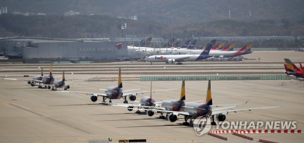 지난달 24일 인천국제공항 주기장에 아시아나항공 여객기들이 멈춰 서 있다. [사진=연합뉴스]